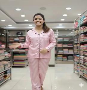 Ensemble pyjama 2 pièces luxueux et élégant pour femme en satin imprimé, col en V, respirant, haut à manches longues à boutons et pantalon avec passepoil contrastant - Product Image 1