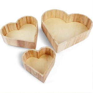 Juego de 3 bandejas de boda ecológicas de madera en forma de corazón y cuencos decorativos con corteza de árbol seguro para contacto con alimentos hecho en La India - Product Image 1