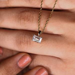 Collier pendentif solitaire en or jaune 14 carats avec diamant de laboratoire taille émeraude de 1 carat, serti à griffes, certifié IGI, chaîne de 16,5 pouces |   Fini - Product Image 3