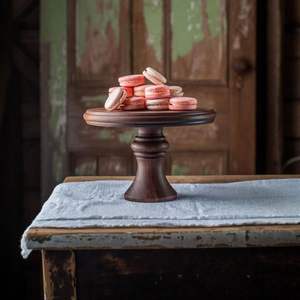 Présentoir à gâteaux en bois rustique pour mariages à la campagne ou événements en plein air avec finition organique et large plateau rond - Product Image 4