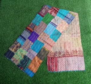 Bufandas de seda indias hechas a mano, estola reversible, silenciador de kantha vintage, bufandas de colores de retazos surtidos, bufanda de seda, estola de kantha - Product Image 2