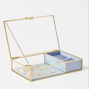Boîte à bijoux moderne en métal doré et en verre, design élégant, idéale pour l'organisation et l'exposition de bijoux - Product Image 1