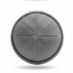 Vente en gros de bonnets pour hommes en gris avec logo personnalisé pour l'hiver, bonnets de style streetwear pour hommes, style tricoté confortable en jacquard - Product Image 6
