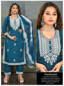 Magnifique ensemble de top bottom et dupatta de qualité supérieure en rayonne lourde Kurtis en vente en ligne - Product Image 5