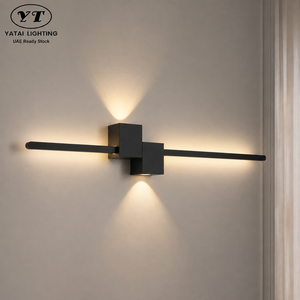 Luminaire mural LED linéaire moderne en aluminium et acrylique pour intérieur, 80 cm de long, blanc chaud, pour salon - Product Image 1