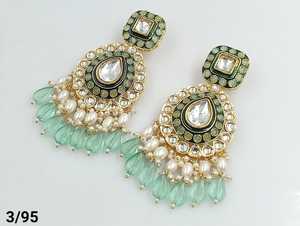 BOUCLES D'OREILLES INDIENNES TRADITIONNELLES ET À LA MODE BOUCLES D'OREILLES PLAQUÉES OR KUNDAN AVEC PERLES ET BOUCLES D'OREILLES BOLLYWOOD POUR FEMMES ET FILLES - Product Image 5