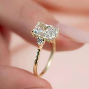 Anillo de Compromiso de Oro de 14K con Corte Radiante y Engaste Invisible, Diamante Cultivado en Laboratorio de 2.50 Quilates con Certificación IGI CVD - Product Image 3