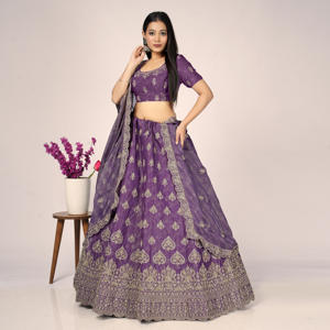 Lehenga Choli de Lujo Bordado con Tejido de Motivos Detallados, Acabado de Borde Ornamentado y Dupatta Suave y Fluido para Uso Festivo - Product Image 2