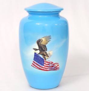 Urne commémorative patriotique bleu ciel avec motif drapeau américain pour honorer les cendres des êtres chers - Product Image 1