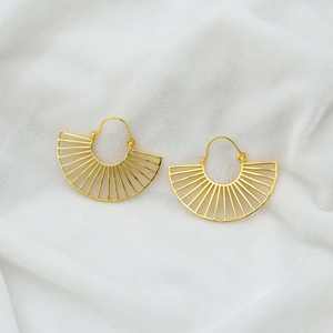 Venta al por mayor 18K chapado en oro de latón Material sólido mate pendientes desgaste aro pendiente diseño Circular medio redondo en forma de oreja joyería - Product Image 3