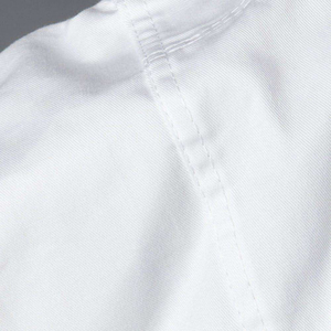 Combinaison de karaté pour l'entraînement aux arts martiaux, fabriquée en tissu de coton respirant offrant confort et durabilité pour la pratique quotidienne au dojo. - Product Image 6