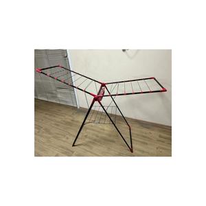 Stendino per vestiti rosso con cesto di pioli