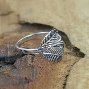 Anillo de Hoja Simple en Plata de Ley 925, Joyería Minimalista Hecha a Mano para Mujer - Product Image 4