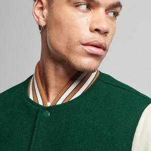 แจ็กเก็ตบอมเบอร์ผ้าซาตินสำหรับผู้ชายแจ็กเก็ตเบสบอลผ้าซาตินเปิดไหล่สีพื้น - Product Image 4