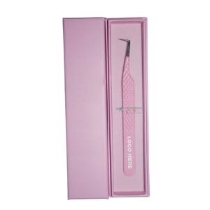 Pinzas de pestañas empaquetadas en caja de etiqueta privada Juego de pinzas de pestañas de volumen de punta de fibra de acero inoxidable con estampado de diamantes - Product Image 1