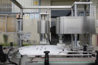 Machine de capsulage entièrement automatique pour bouteilles en verre avec alimentateur de bouchons twist-off