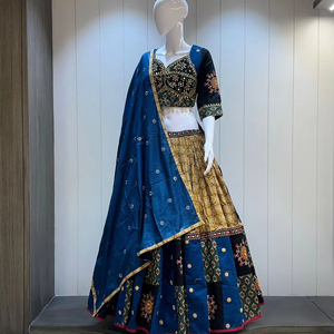 Chaniya Choli, designer de teintes arc-en-ciel pour la saison des fêtes, agrémenté d'un travail complexe - Product Image 1