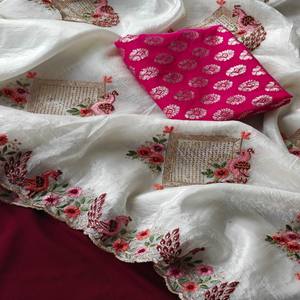 Sari Blanco VASTRA COTTAGE con Bordado de Pavo Real en Relieve con Cristales Swarovski y Blusa Banarasi Rosa en Contraste - Product Image 4