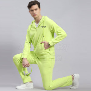 Chándal de corte holgado para hombre, perfecto para viajar o actividades ligeras, con material suave y un look informal. - Product Image 2