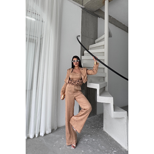 Conjunto de Traje de 3 Piezas para Mujer en Jacquard Beige, Incluye Chaqueta, Pantalones y Blusa - Product Image 6