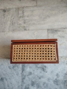 Caja de pañuelos de madera de pino rústica con logotipo personalizado, servilletero hecho a mano con caja de madera decorativa para estudio, oficina o sala de estar - Product Image 3