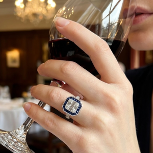 Bague Art Déco en Or Blanc Massif 18 carats avec Saphir Bleu Royal, Grappe de Diamants Baguette et Halo Octogonal, Bijoux Fins en Gros - Product Image 2