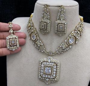 Impresionante Juego de Collar con Piedras de Circonita Cúbica con Acabado Dorado de la Mejor Calidad, con Pendientes y Tikka, para Fiestas, Bodas, Colección Moderna para Mujer - Product Image 3