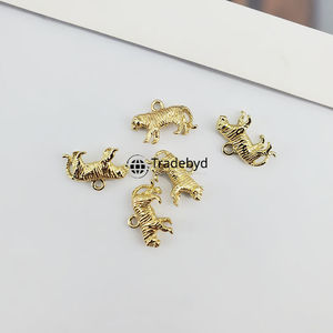 Tradebyd Sculpture contemporaine en métal moulé Décor de luxe moderne pour le bureau et la maison - Product Image 2