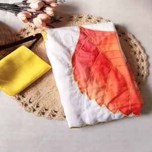 ชุดดีไซเนอร์ล่าสุด ผ้าไหมทาบิเนื้อนุ่ม พิมพ์ลายใบไม้ ประดับมุก งานฝีมือ ซารี ช้อปปิ้งออนไลน์ อินเดีย ขายส่งจากโรงงาน - Product Image 1