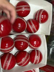 ลูกบอลคริกเก็ตสีสั่งทำโลโก้แบบแข็งหนังแท้สำหรับมืออาชีพน้ำหนักเบาออกแบบได้ตามต้องการ - Product Image 4