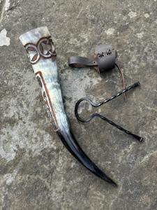 Cuerno nórdico hecho a mano, recipiente para beber de cuerno de buey natural con correas de cuero, juego de regalo, cuerno nórdico para beber con estilo - Product Image 2