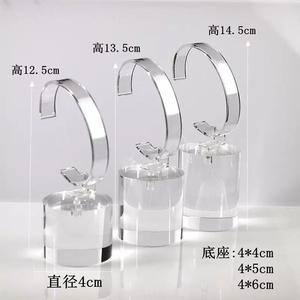 Présentoir de montre chic en acrylique transparent avec design en C, autoportant et idéal pour la présentation de montres de luxe en magasin - Product Image 6