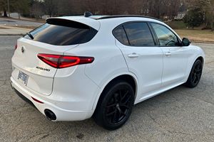 Alfa Romeo Stelvio Ti Sport Q4 Plus 2020 d'occasion en excellent état, sans accident, conduite à gauche/droite - Product Image 2