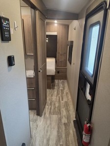 Remolque de Viaje Grand Design Imagine 2670MK 2021 de 32' con Sistema de Alimentación Integrado y Espacio de Preparación para Garantía, Diseño Moderno - Product Image 4