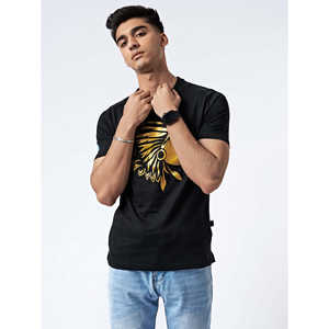 Camiseta Negra con Gráfico en Relieve para Hombre - Product Image 3
