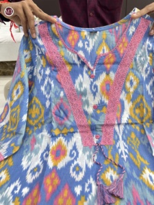 Conjunto de traje pesado bellamente decorado con cuello de encaje intrincado disponible a precio mayorista de la India - Product Image 3