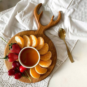 Tabla de charcutería de madera natural con tema navideño, tabla de servir de plato de madera más vendida con asa - Product Image 3