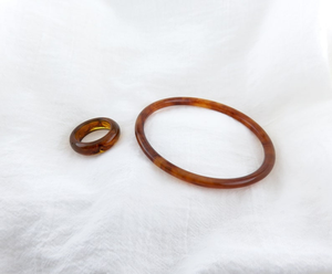 Bracelets en résine écologiques faits à la main élégants pour femmes Bracelets de mode traditionnels haut de gamme Bijoux tendance légers et durables - Product Image 1