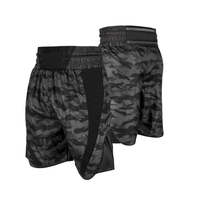 Shorts de Muay Thai con cortes funcionales anchos que favorecen técnicas precisas de pierna y promueven una presencia estilística fuerte.