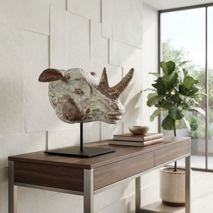 Sculpture de tête de rhinocéros en bois artisanal, sculptée en teck rustique, avec base en métal, pour décoration de table. - Product Image 4