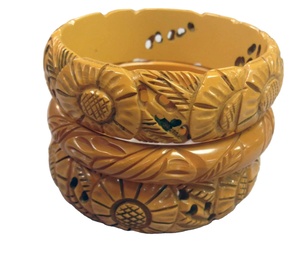 Ensemble de bracelets vintage faits main en résine sculptée de motifs floraux, bijoux ronds imposants, objets d'art et d'artisanat de collection, pour femme, pour fêtes et anniversaires - Product Image 3