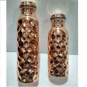 Bouteilles en cuivre martelées sur mesure avec impressions personnalisées adaptées aux magasins à domicile disponibles en métal à motifs assortis - Product Image 6