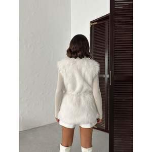 Chaleco de Piel Sintética Color Crema para Mujer, Marca Topshow, Venta al Por Mayor - Product Image 1