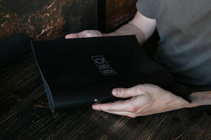 Couverture de menu en cuir personnalisée A4 avec support central élastique LMC-0047 de couverture personnalisée pour classeur de restaurant - Product Image 4