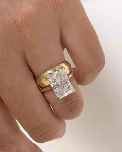 Elégante bague de mariée solitaire en diamant taillé radieux avec glace pilée, pierre centrale de 3.81 carats, halo caché, quatre griffes, certifiée GRA - Product Image 2