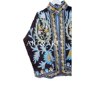 Chaqueta Acolchada Suzani Bordada a Mano de Terciopelo, Diseño Floral, 100% Algodón Tejido, Ecológica, para Otoño e Invierno - Product Image 2