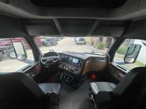 Compre con nosotros: Camión semirremolque Cascadia 126 Sleeper 2025 USADO en excelente estado - 505HP, Envío Gratuito, Entrega a Domicilio en Todo el Mundo - Product Image 2