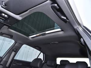 รถเอสยูวีมือสอง สีขาว รุ่น 300 TSI R-Line เครื่องยนต์เบนซินเทอร์โบ 4.1-6 ลิตร ขับเคลื่อนล้อหน้า พวงมาลัยขวา เบาะหนัง หลังคาพาโนรามิกซันรูฟ หลังคาอลูมิเนียมอัลลอย - Product Image 5