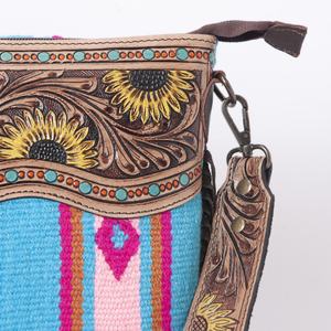 Bolso de Mano Estilo Western con Correa de Cuero Repujado a Mano y Diseño de Manta de Lana - Product Image 4