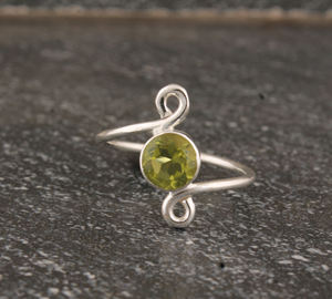 Anillo Solitario Clásico Boho Hecho a Mano con Piedra Preciosa Turquesa de Corte Brillante en Engaste de Plata de Ley 925, Anillo Unisex para Boda - Product Image 2